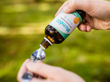 Lade das Bild in den Galerie-Viewer, Mundöl tropft auf Löffel